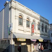 宇治橋通り商店街にある丸五薬局は昭和初期の近代建築