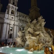 夜の「四大河の噴水」
