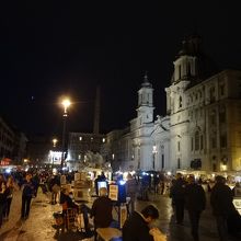 夜でも大賑わい。警察もいました。