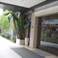 エントランス。先に見える（左）が前の道路です。側面が入口です