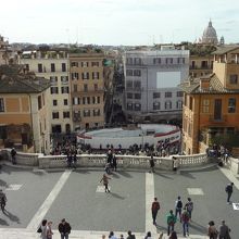 舟の噴水の周囲には大きなフェンスがありました