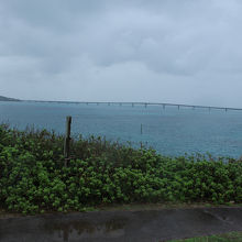 西平安名崎から見た池間大橋