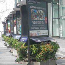 デパートを出て見ようとしたら柵があるから入れない