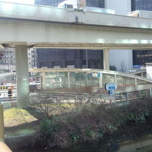 弁慶橋から首都高の下の駅入り口