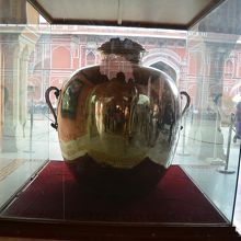 世界最大の銀製品だという銀の壺