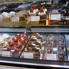 すべて食べたくなるケーキです。