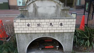 歩道の陰に隠れるようにありました