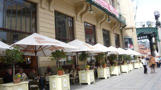 市民会館ガイドツアーの後はアールヌーボー様式のレトロなカフェでひと休み