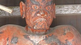 国の重要文化「仁王像」が迎えてくれます