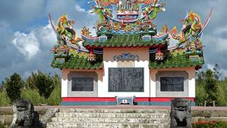 とってもカラフルで、デコラティブなお墓です