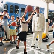 五能線能代駅のホームにバスケットリンクがあり、リゾートしらかみで行くと停車時間にフリースローゲームがある