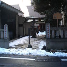 史跡を示す立て札などが各所にある神社です。