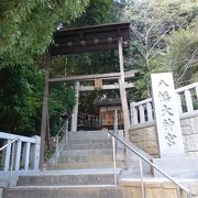 名神高速道路のすぐ横にある八幡さま