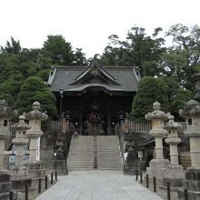 総門を抜けると仁王門