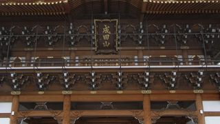 広い境内　成田山　新勝寺