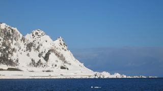 青空の下、オホーツク海にせり出した岬の先端に白い神が立つ！