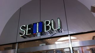 地下のレストランフロアはお洒落