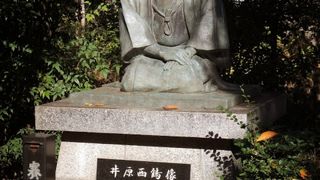 大阪を代表する作家井原西鶴の像があります