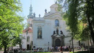 図書室は期待を裏切らない見事さでした