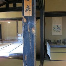 戊辰戦争時に柱につけられた刀傷。