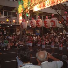 女性で優雅なお祭り