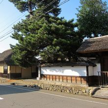 右側に見切れているのが殿様専用の御入御門。