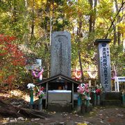 鶴ヶ城が見えるこの場所に副局長の土方さんが建てたと言われている墓碑です。