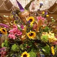 エントランス。マルディグラカラーのお花。