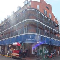 バーボンストリートの一等地。うるさいので眠れません！