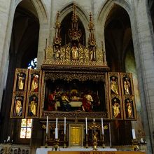 中の祭壇です。