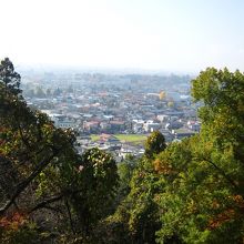 近藤さんの墓碑の前から鶴ヶ城が見えた！！！