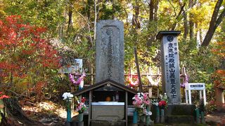 鶴ヶ城が見えるこの場所に副局長の土方さんが建てたと言われている墓碑です。