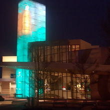 入口付近にある不気味な電飾の様子