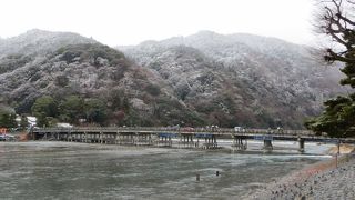 雪にけむる渡月橋。