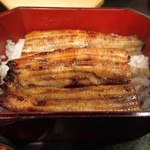 お重の蓋をあけると、うなぎ登場です。