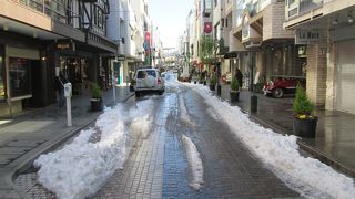 雪の元町商店街
