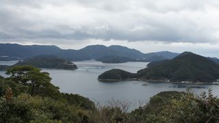 入り組んだ若松の海と島を一望できる高台