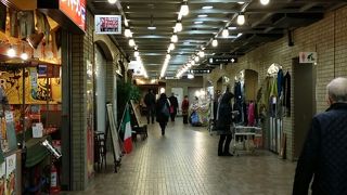 レトロな雰囲気の商業施設