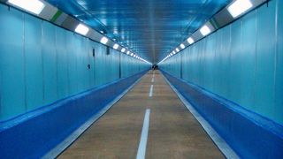 海峡を歩いて渡る