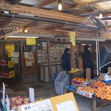 軒下で農作物の販売あり