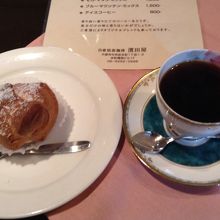 大阪産業創造館の隣りにある濱田屋