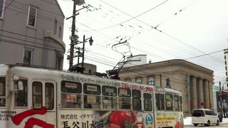 歴史的建造物が立ち並ぶエリアで路面電車を降りる