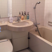 浴室も広く、アメニティも整っています。