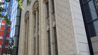 御堂筋沿いに美しい外壁が良く目立ちます