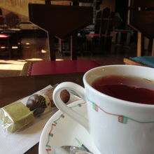 お茶はお菓子付