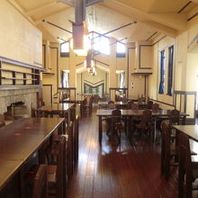 食堂です。椅子は当時の生徒の体格に合わせたもので、小さめでし