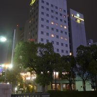 夜のホテル外観