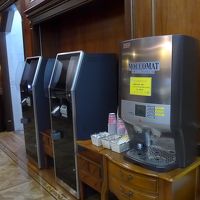 チェックインは自動精算機で