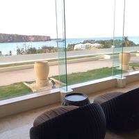 ロビーからも万座毛が見えます