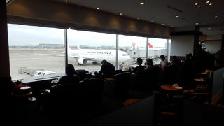 飛行機を見ながら